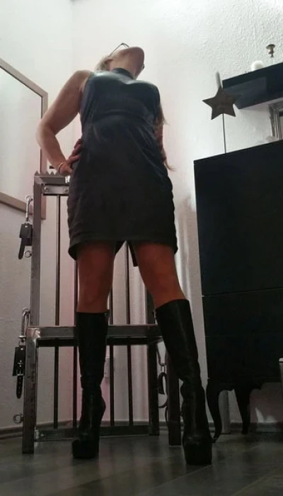 Domina Bizarr Arztin Leah Sue