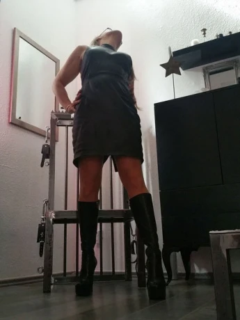 Domina Bizarr Arztin Leah Sue