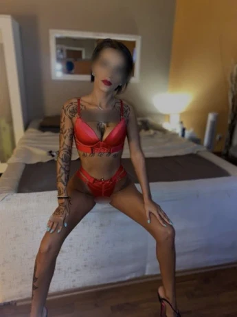 Dominant Skinny Finja