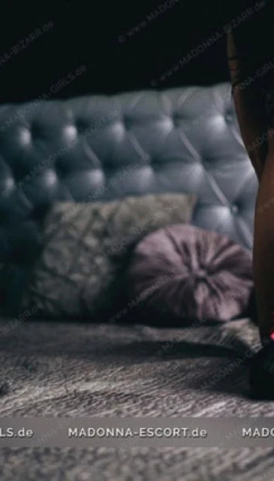 Sade Grey bei Madonna Girls