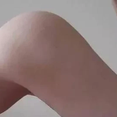 Verlegen Man Zoekt Lieve Vrouw