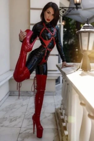 Lady Alira De Vil Im Studio Centric