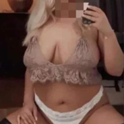 Natasha Mit Sexy Zungenpiercing