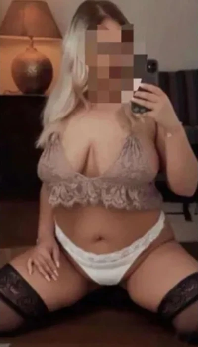 Natasha Mit Sexy Zungenpiercing