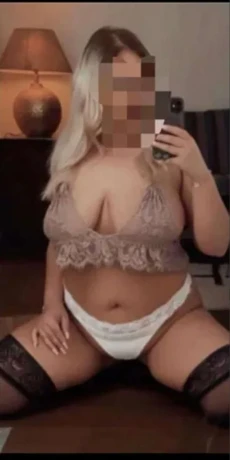 Natasha Mit Sexy Zungenpiercing