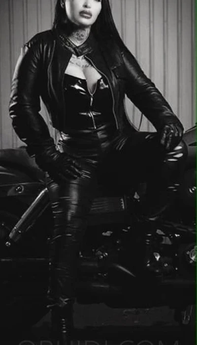 Domina Vicky