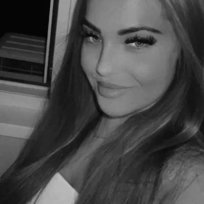 Aliz Schones Gesicht Mit Naturlich Grossen Brusten