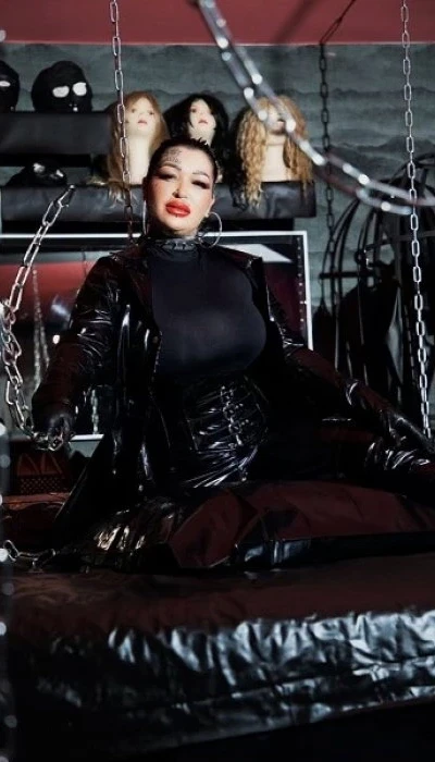 Domina Vicky