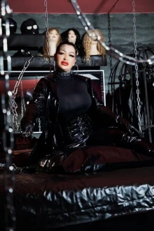 Domina Vicky