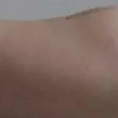 Verlegen Man Zoekt Lieve Vrouw