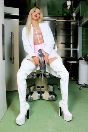 Kinky Comtessa Ilina