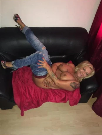 Reife Blondine