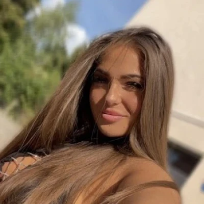 Aliz Schones Gesicht Mit Naturlich Grossen Brusten