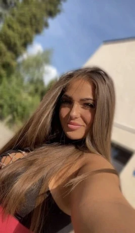 Aliz Schones Gesicht Mit Naturlich Grossen Brusten