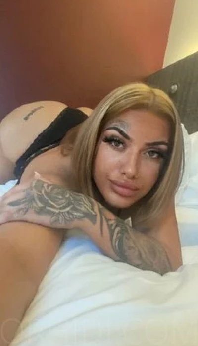 Vers*ute 21-jährige Curvy DT Queen
