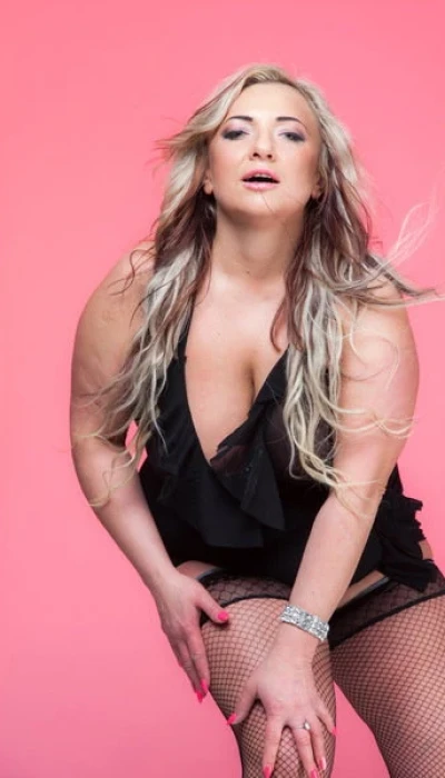 Monica Hot
