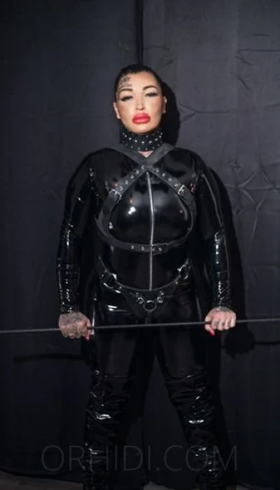 Domina Vicky