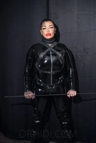 Domina Vicky