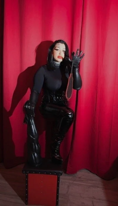 Domina Vicky