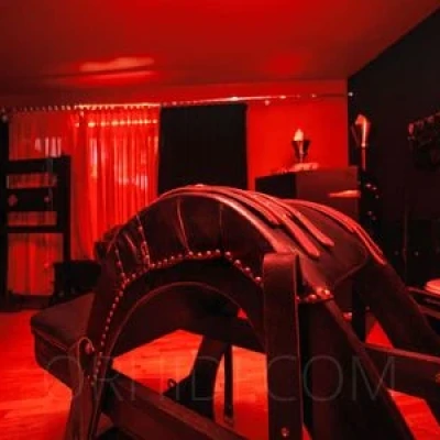 HERZLICH WILLKOMMEN IN DER VILLA TBZ! Bizarrstudio