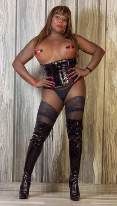 Trans Naomy XXXL - Richtig geil best*ckt