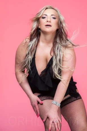 Monica Hot