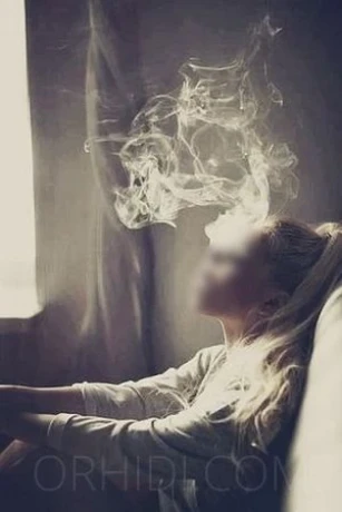 Studentin Cassandra - natur behaart - von zart bis dominant