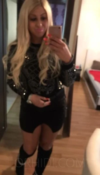 SIE (26J.) ATTRAKTIV BIETET...