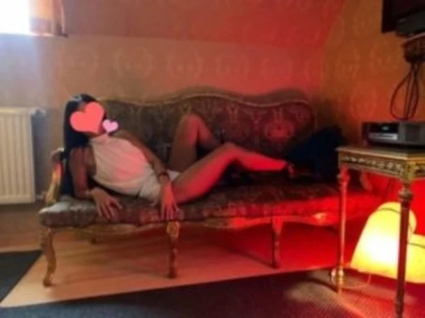 Simone im Girls-Haus 19