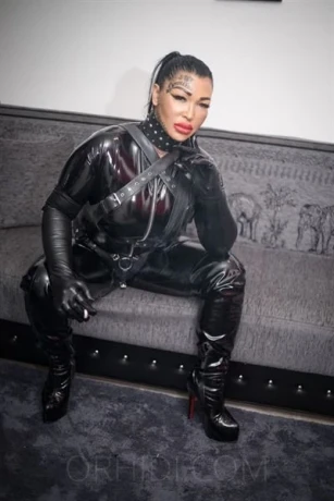 Domina Vicky