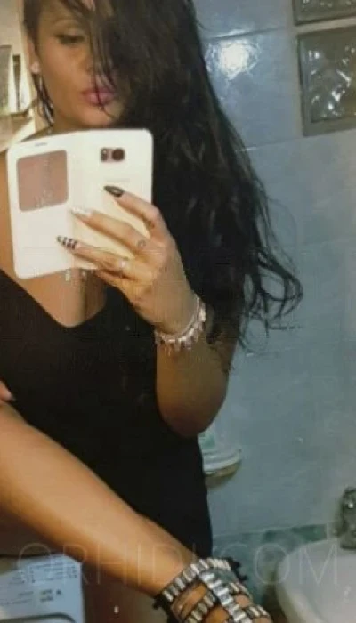 Lisa latina fuego