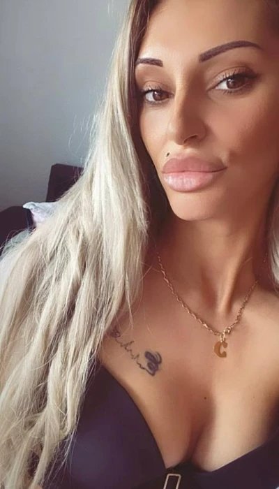 Blonde Beauty Amalia