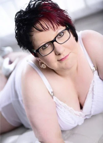 Lilly (35) - Plus Size Modell