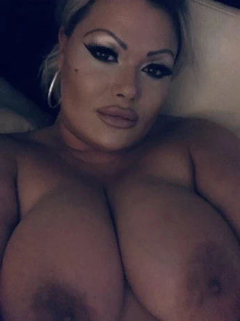 Plus Size Cynthia Nur Hausbesuch