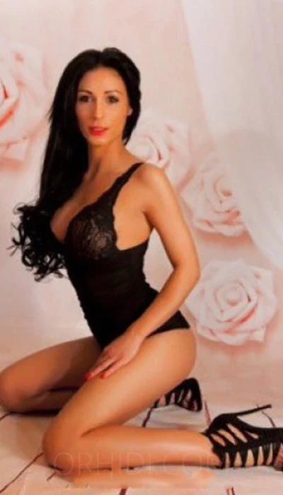 Daniella (25)