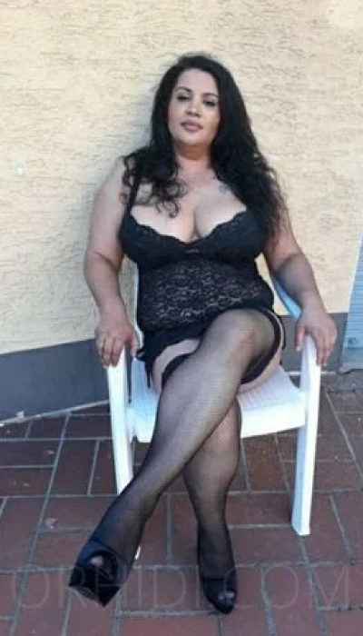 Yazmin geil - sehr üppig