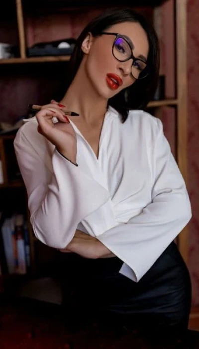Lady Alira De Vil Im Studio Centric
