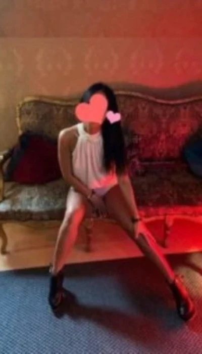 Simone im Girls-Haus 19