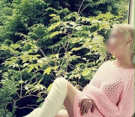 Studentin Cassandra - natur behaart - von zart bis dominant