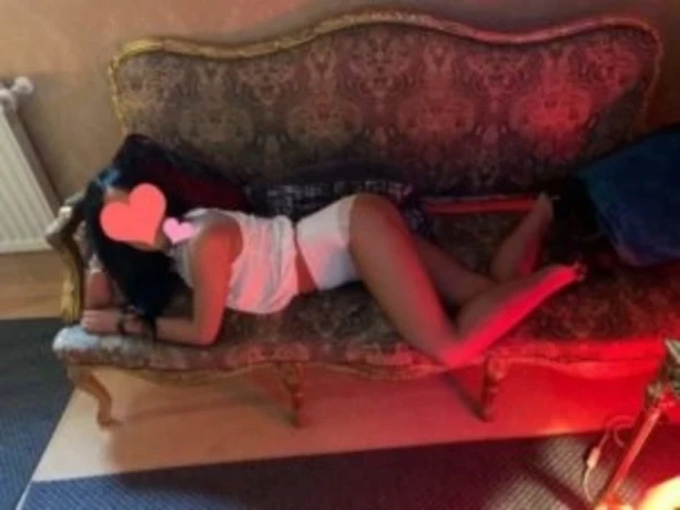 Simone im Girls-Haus 19